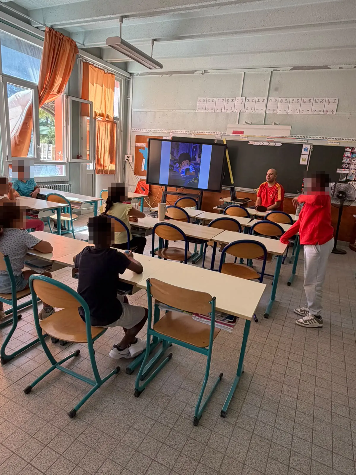 Vue d'ensemble de la classe pendant la discussion d'ouverture.